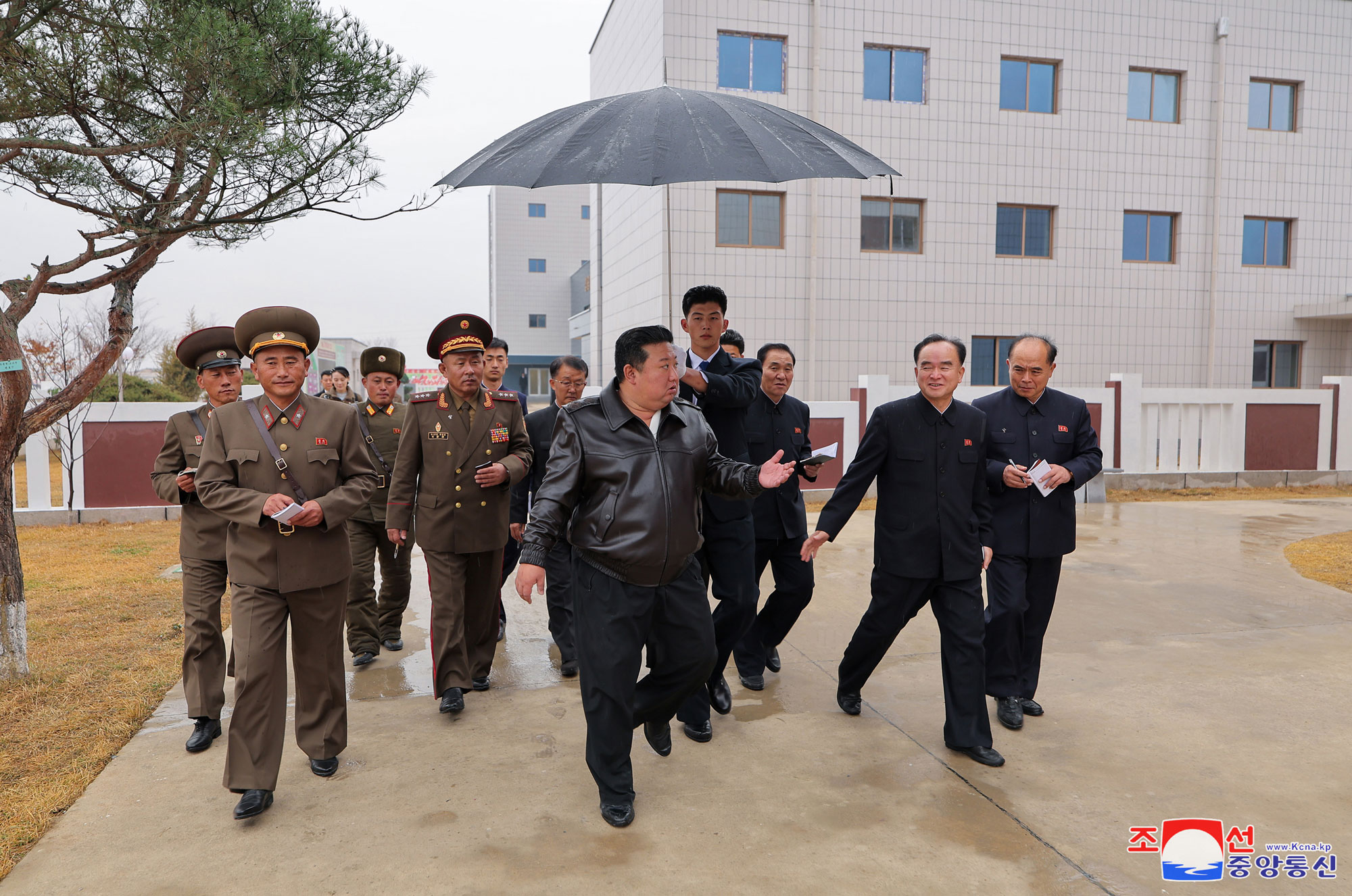 경애하는 김정은동지께서 재령군 지방공업공장건설장을 현지지도하시였다