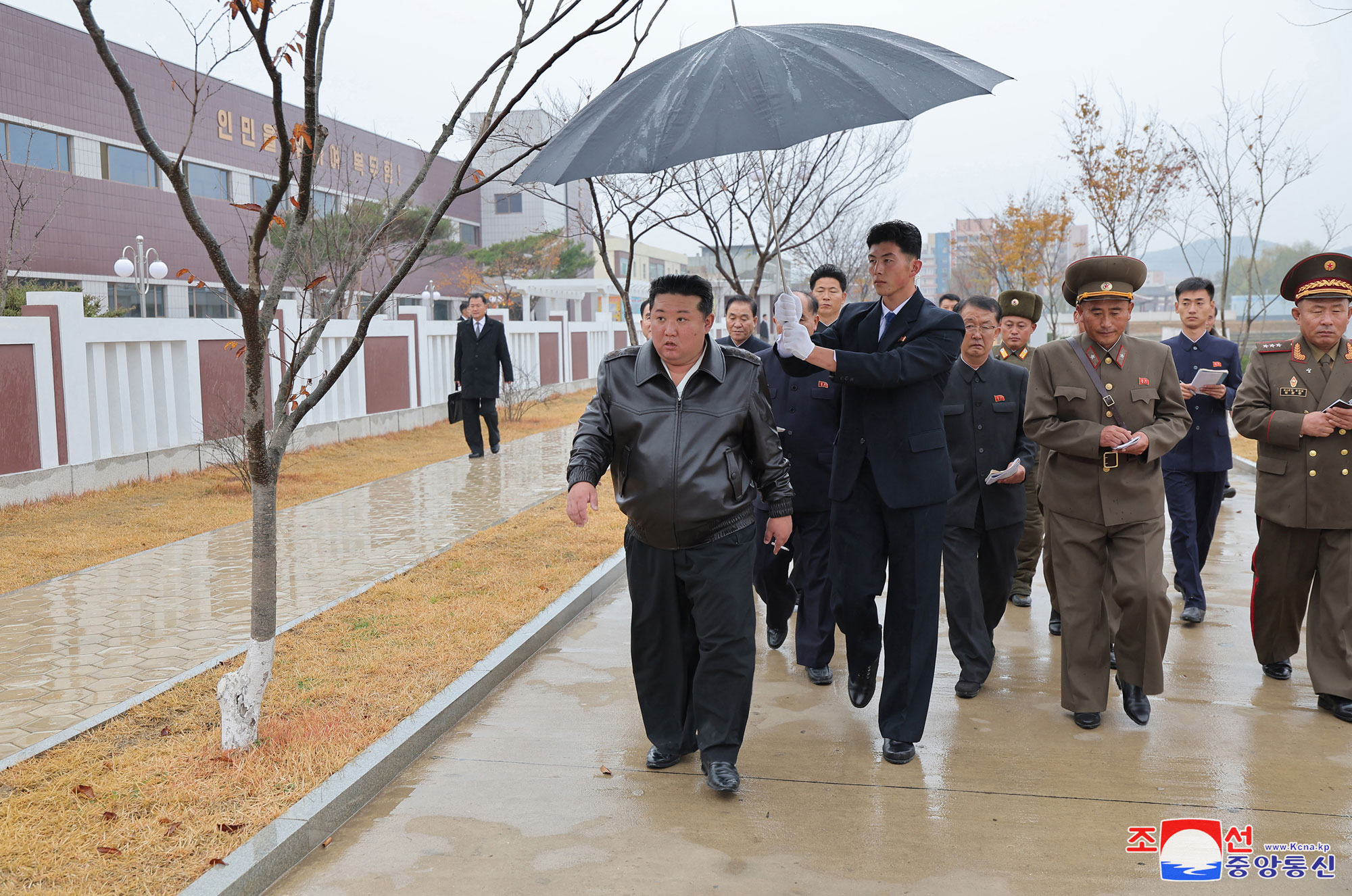 敬爱的金正恩同志视察载宁郡地方工业工厂建设工地