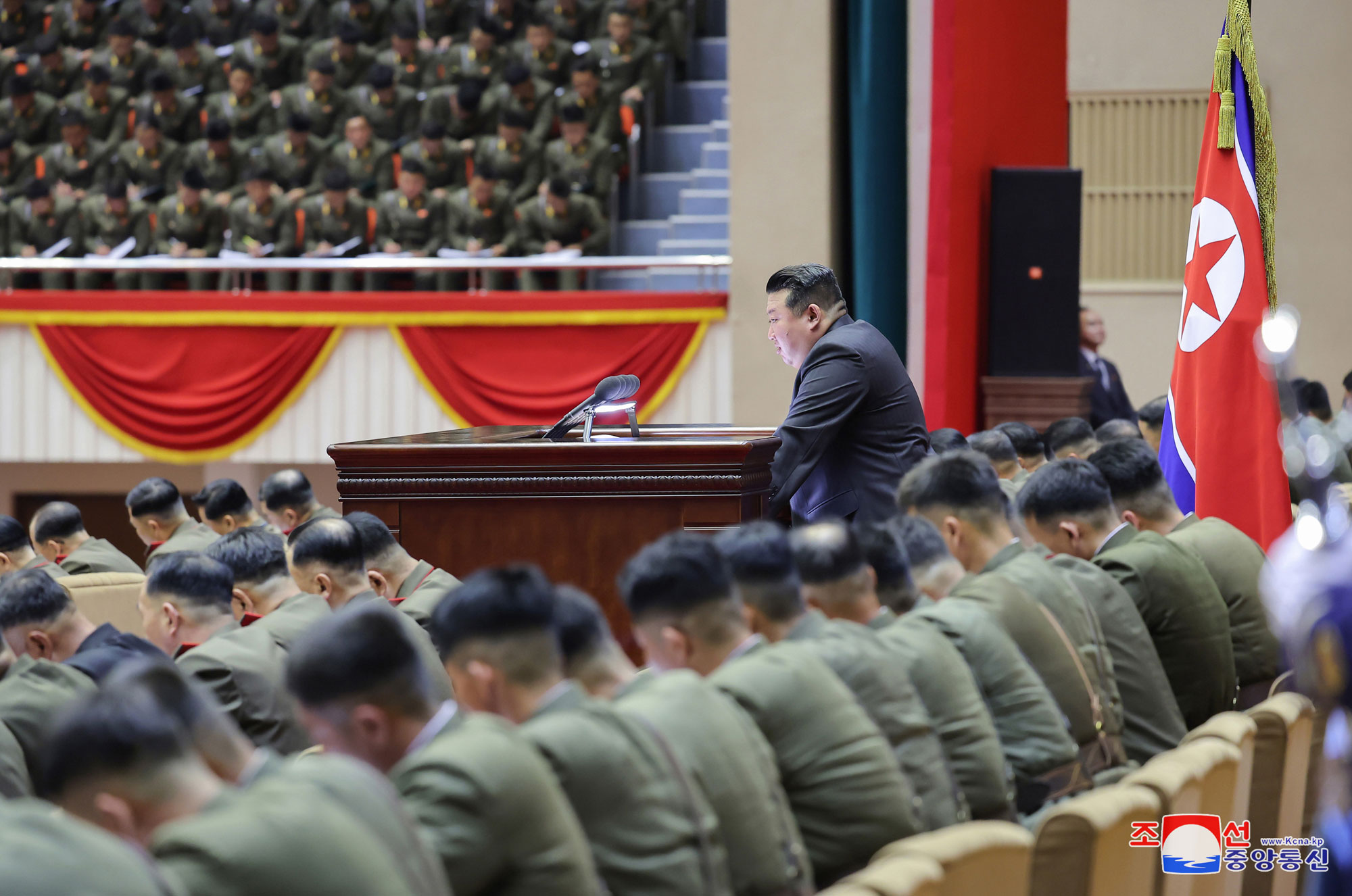 Über
 die entstandene Lage und die Aufgaben der Bataillonskommandeure und 
Bataillonspolitinstrukteure der Streitkräfte der RepublikDer verehrte Genosse Kim Jong Un
 hielt vor den Teilnehmern des 4. Treffens der Bataillonskommandeure und
 Bataillonspolitinstrukteure der Koreanischen Volksarmee eine 
programmatische Rede