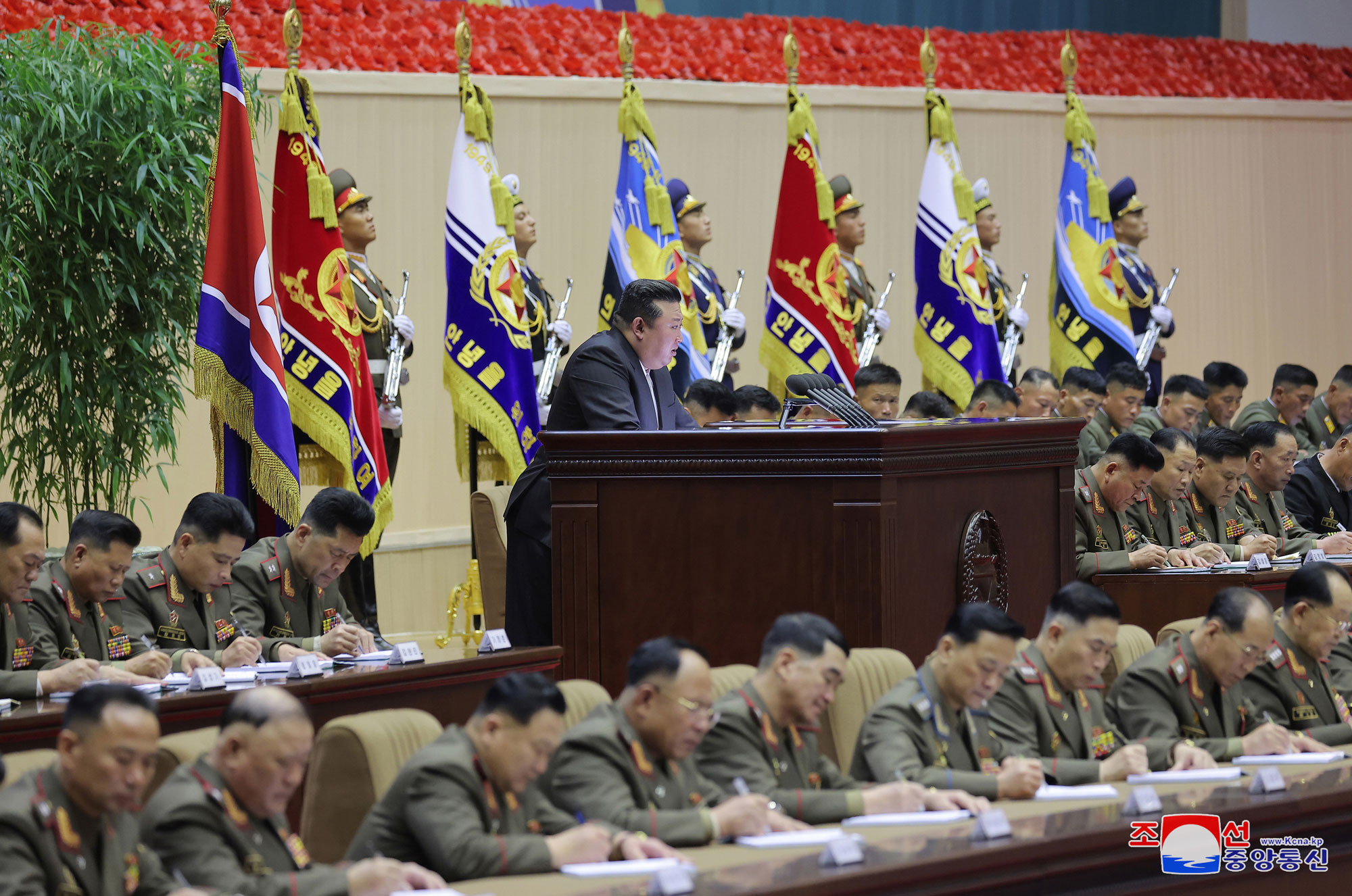 조성된 정세와 공화국무력 대대장, 대대정치지도원들의 임무에 대하여
경애하는 김정은동지께서 조선인민군 제4차 대대장, 대대정치지도원대회 참가자들앞에서 강령적인 연설을 하시였다