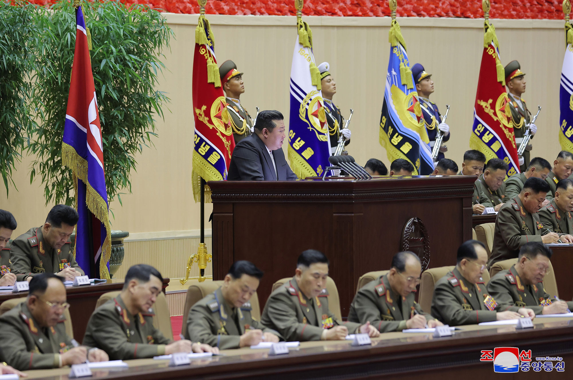 조성된 정세와 공화국무력 대대장, 대대정치지도원들의 임무에 대하여
경애하는 김정은동지께서 조선인민군 제4차 대대장, 대대정치지도원대회 참가자들앞에서 강령적인 연설을 하시였다