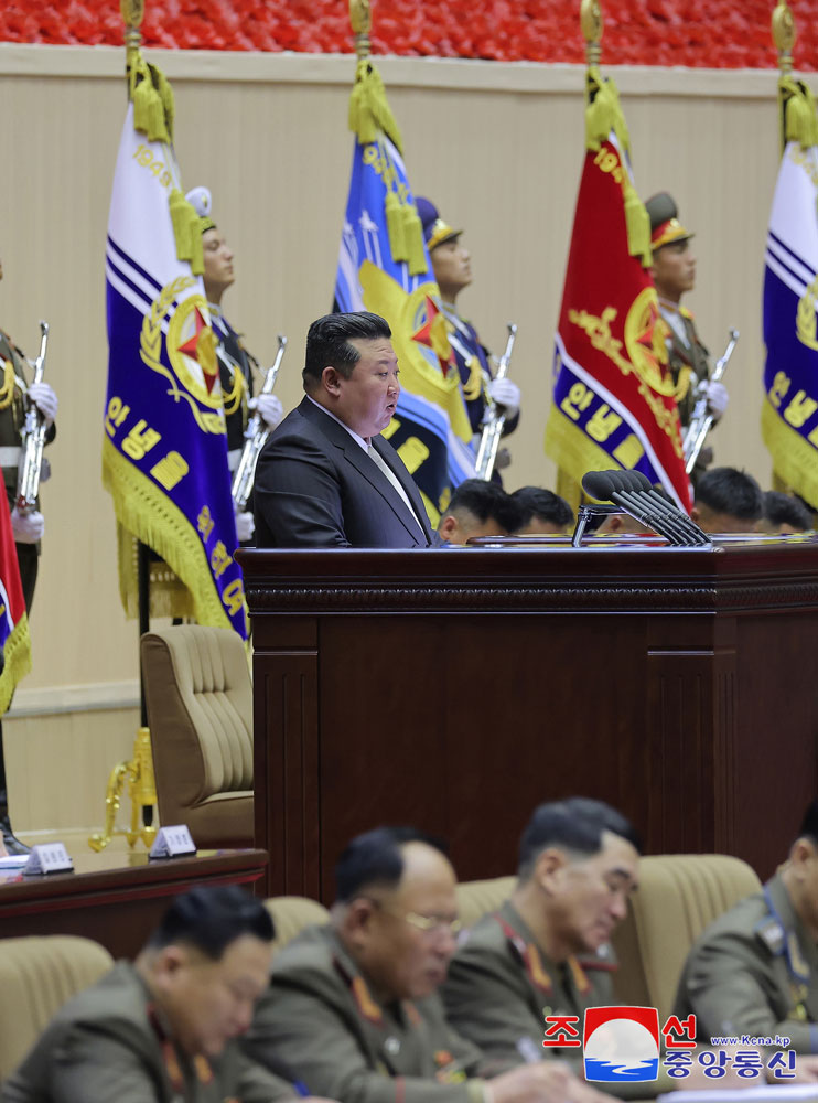 Über
 die entstandene Lage und die Aufgaben der Bataillonskommandeure und 
Bataillonspolitinstrukteure der Streitkräfte der RepublikDer verehrte Genosse Kim Jong Un
 hielt vor den Teilnehmern des 4. Treffens der Bataillonskommandeure und
 Bataillonspolitinstrukteure der Koreanischen Volksarmee eine 
programmatische Rede