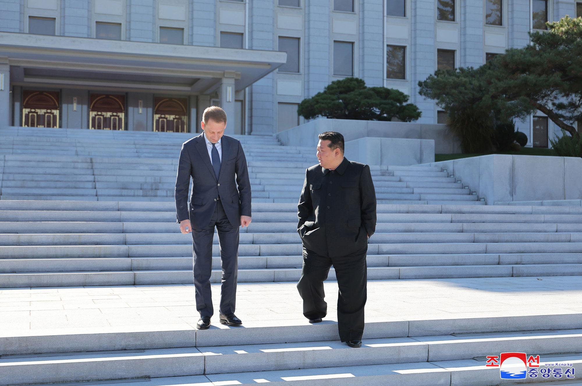 Der hochverehrte  Genosse Kim Jong Un empfing Alexandr Koslow, Minister für Naturschätze und Ökologie 