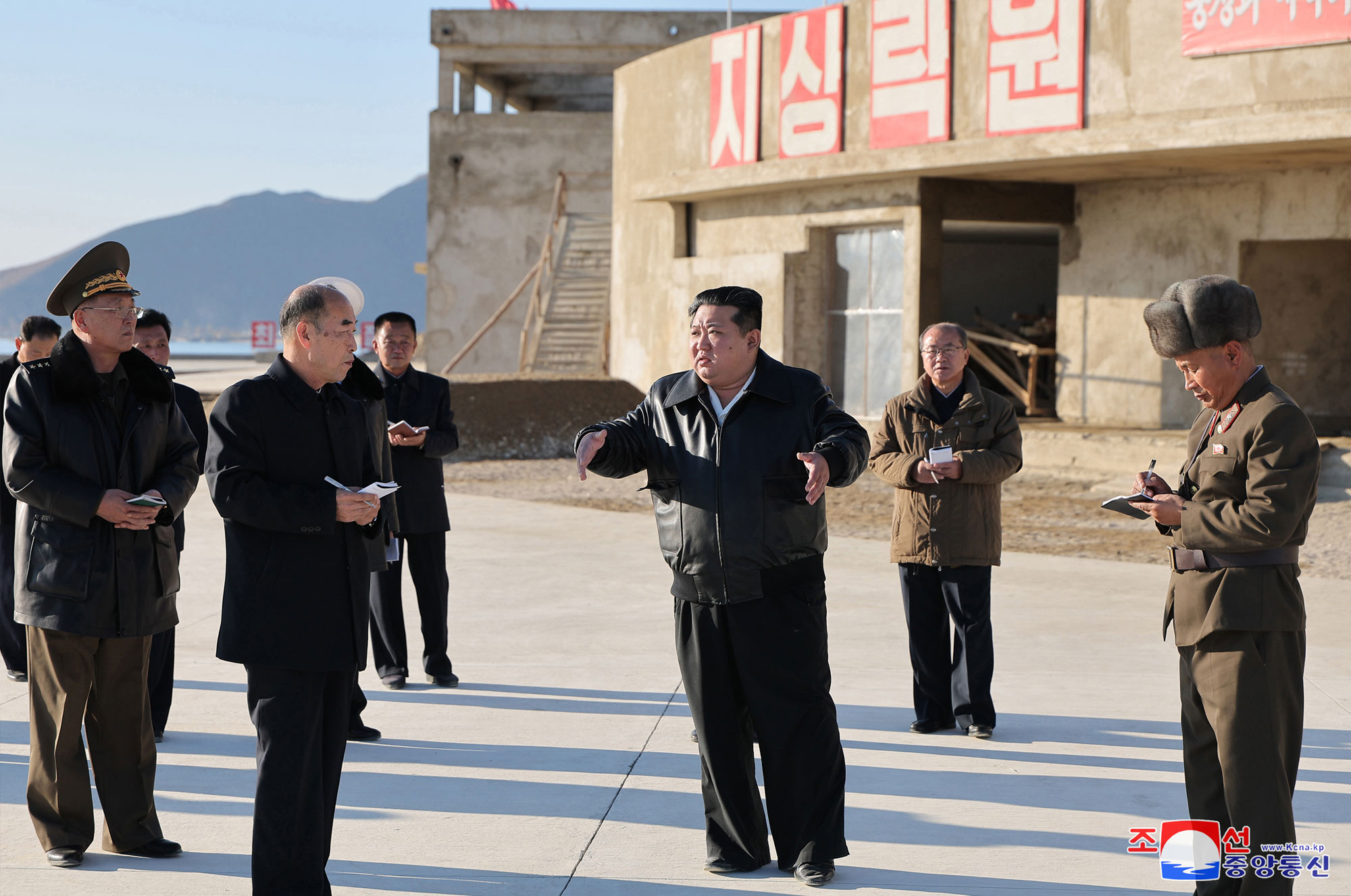 敬爱的金正恩同志视察咸镜南道新浦市浅海养殖事业所建设工地