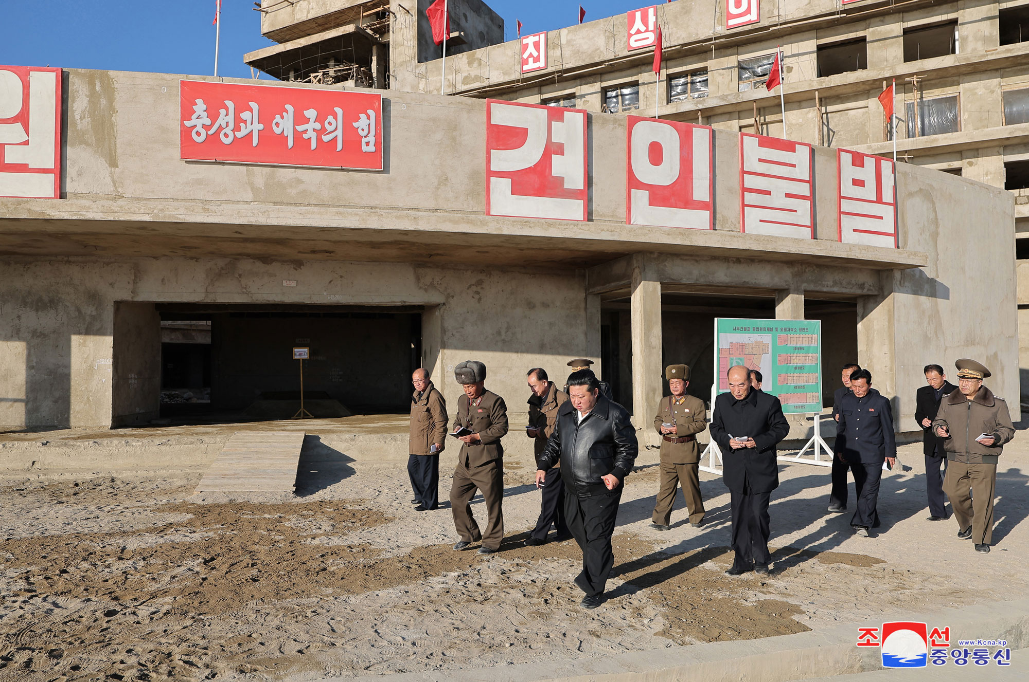 敬爱的金正恩同志视察咸镜南道新浦市浅海养殖事业所建设工地