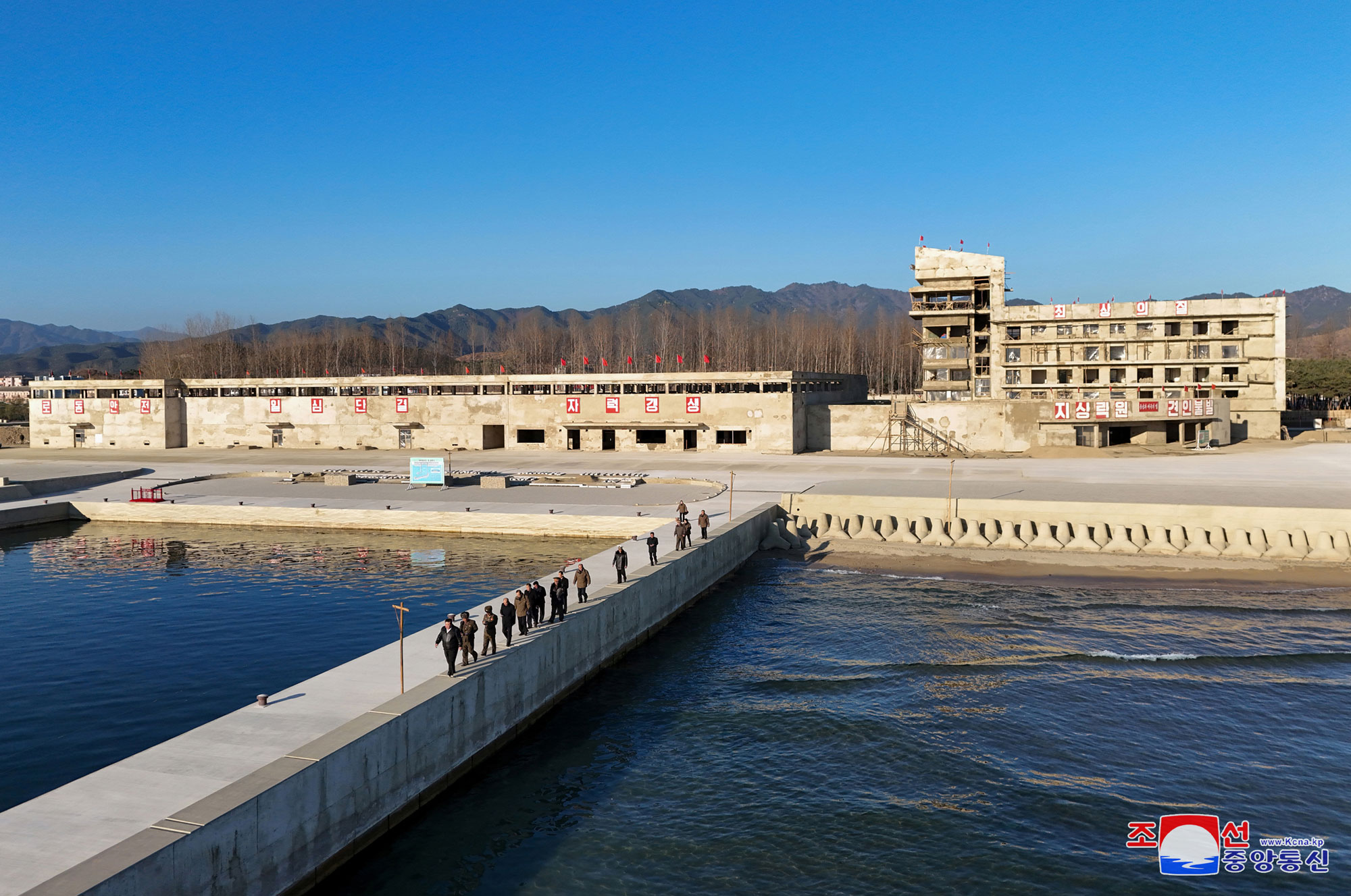 Der verehrte Genosse Kim Jong Un leitete die Baustelle des Aquakulturbetriebes in der Stadt Sinpho im Bezirk Süd-Hamgyong vor Ort an