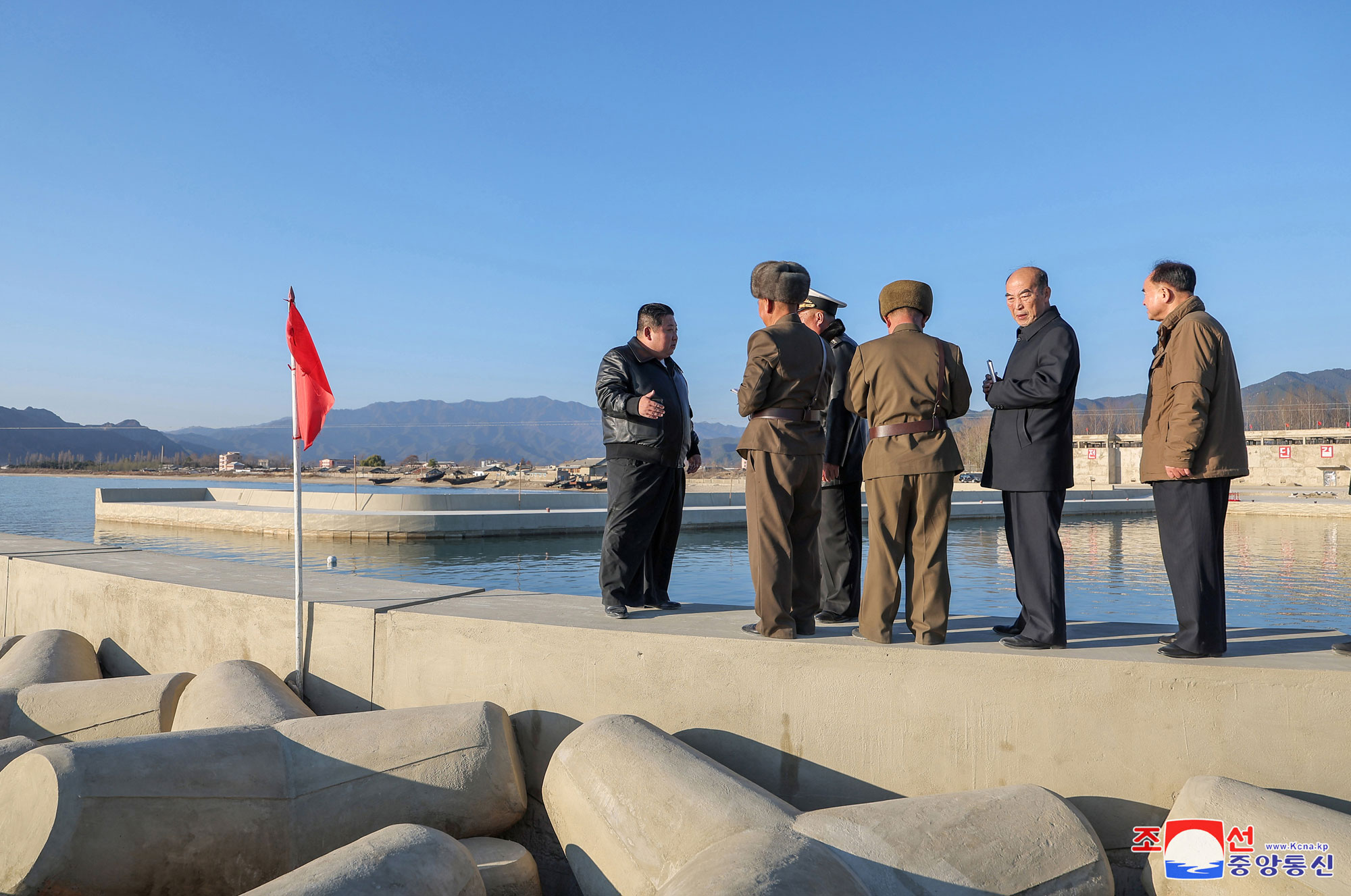 敬爱的金正恩同志视察咸镜南道新浦市浅海养殖事业所建设工地