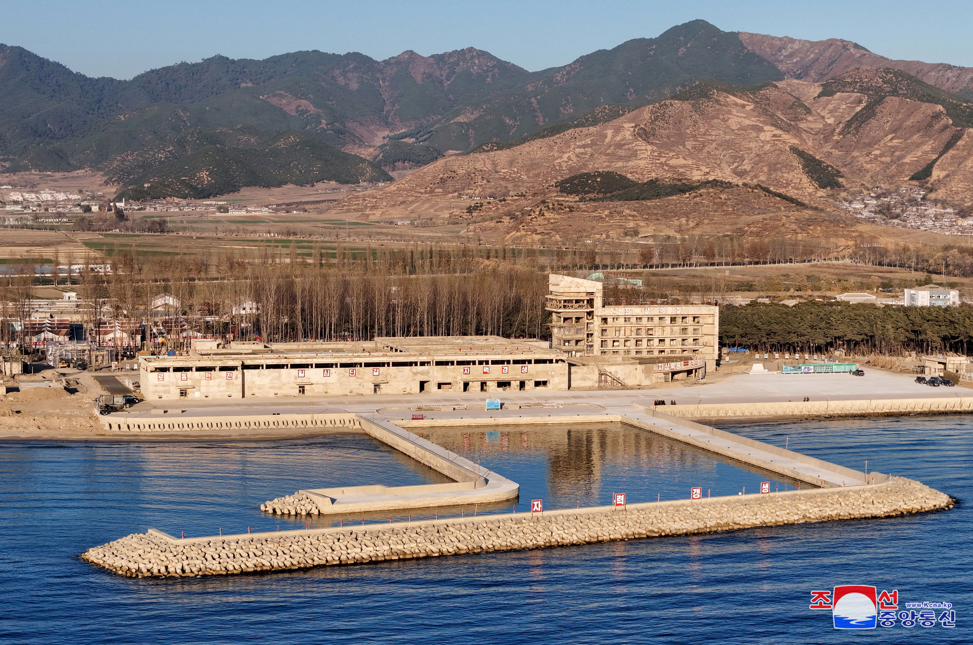 敬爱的金正恩同志视察咸镜南道新浦市浅海养殖事业所建设工地