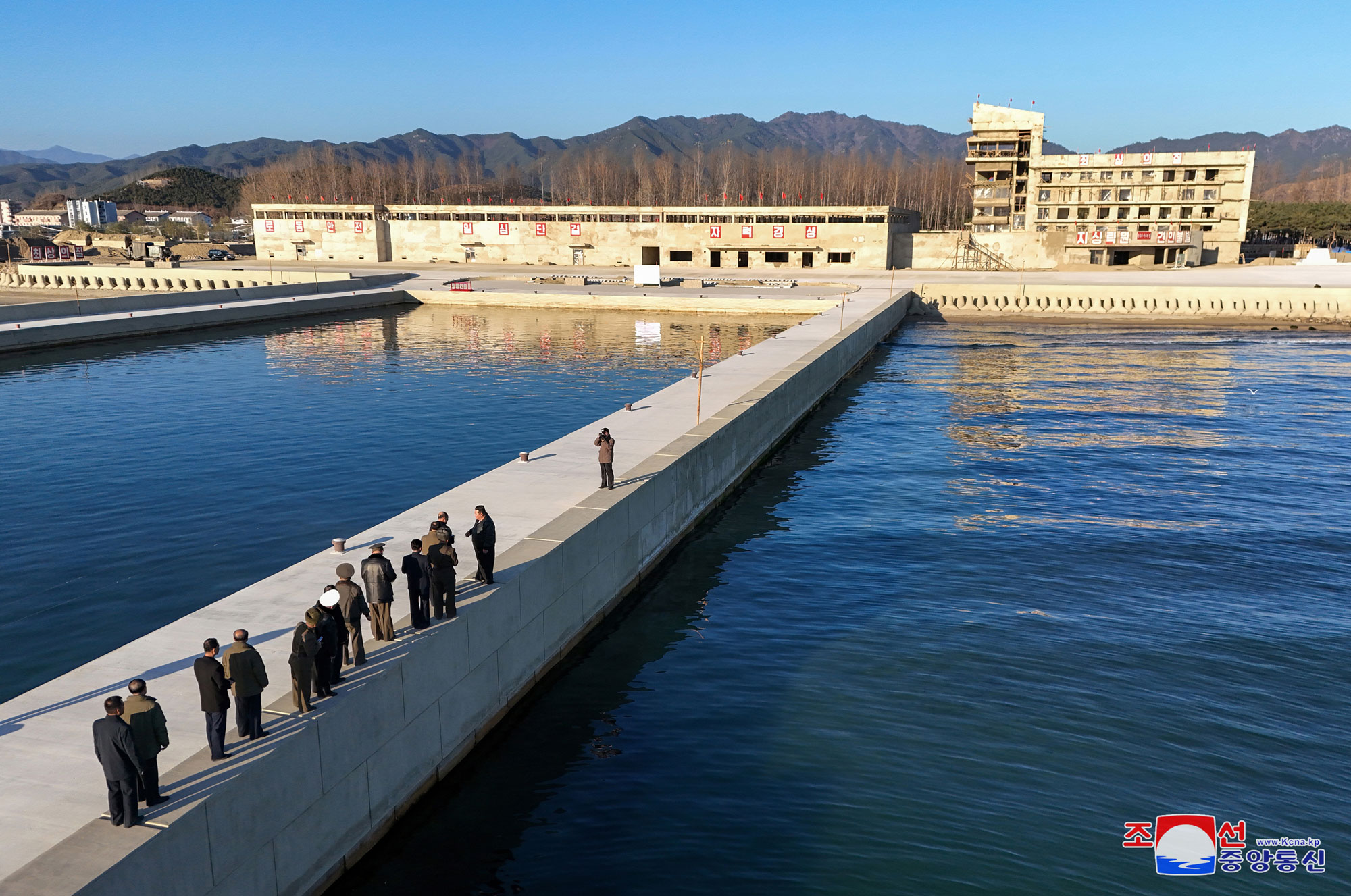 敬爱的金正恩同志视察咸镜南道新浦市浅海养殖事业所建设工地