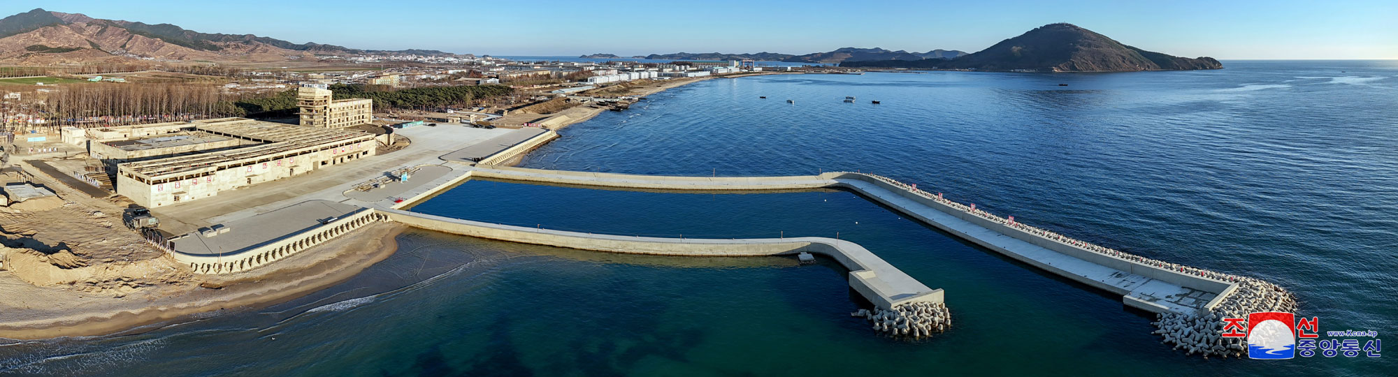 敬爱的金正恩同志视察咸镜南道新浦市浅海养殖事业所建设工地