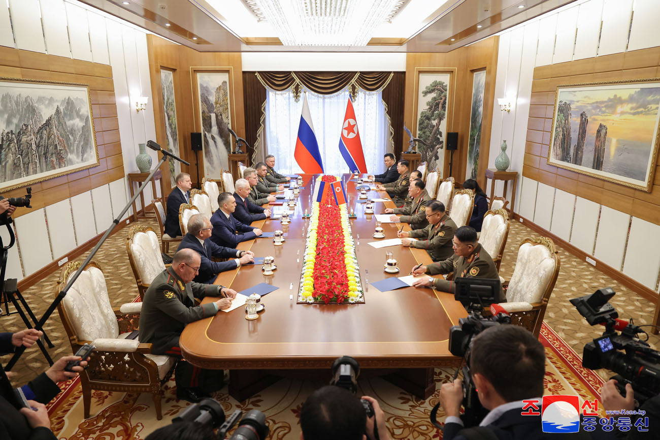 Talks held between defence ministers of DPRK and Russian Federation