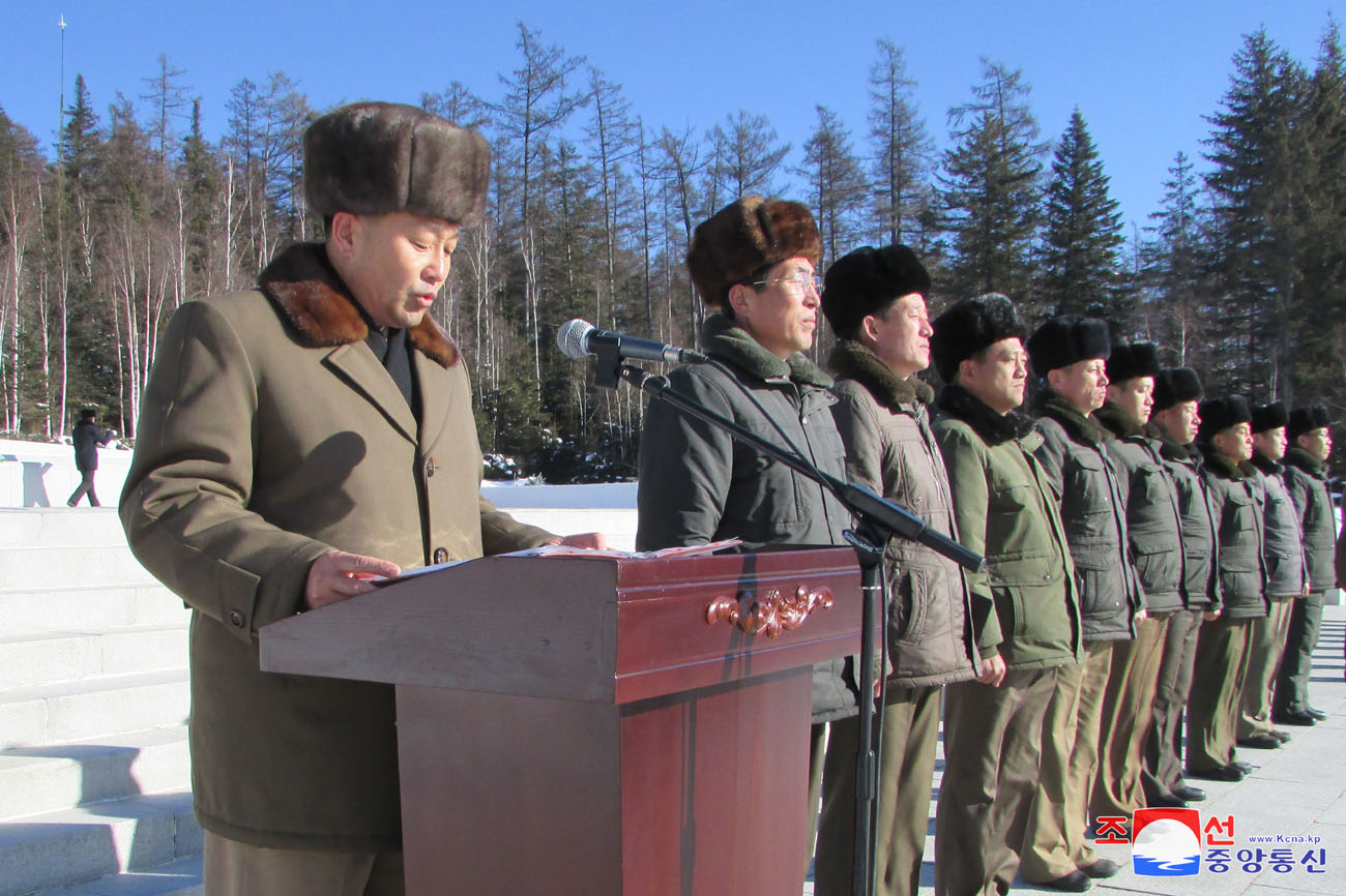 전국직맹일군들과 직맹원들 백두산지구 혁명전적지를 답사