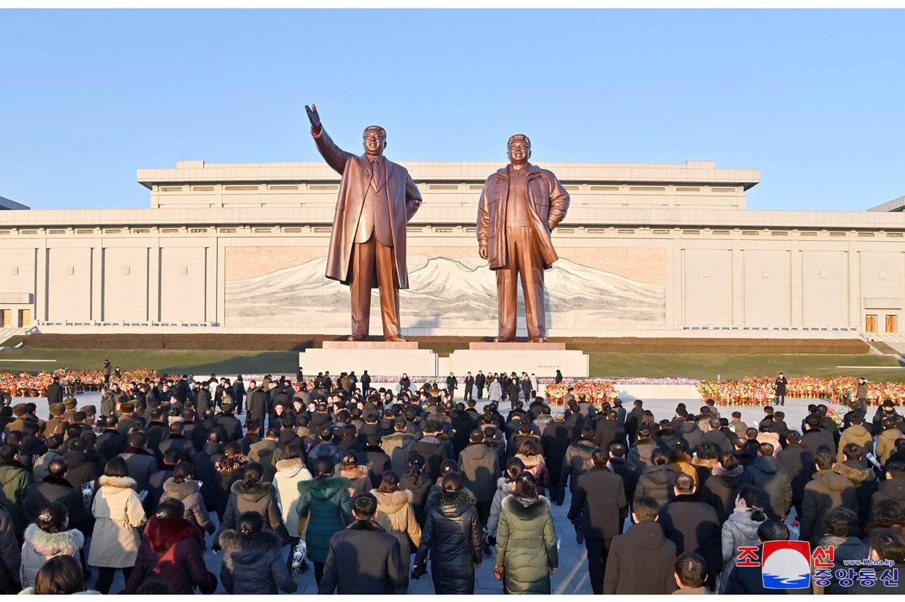 Floral tribute paid to great leaders Kim Il Sung and Kim Jong Il