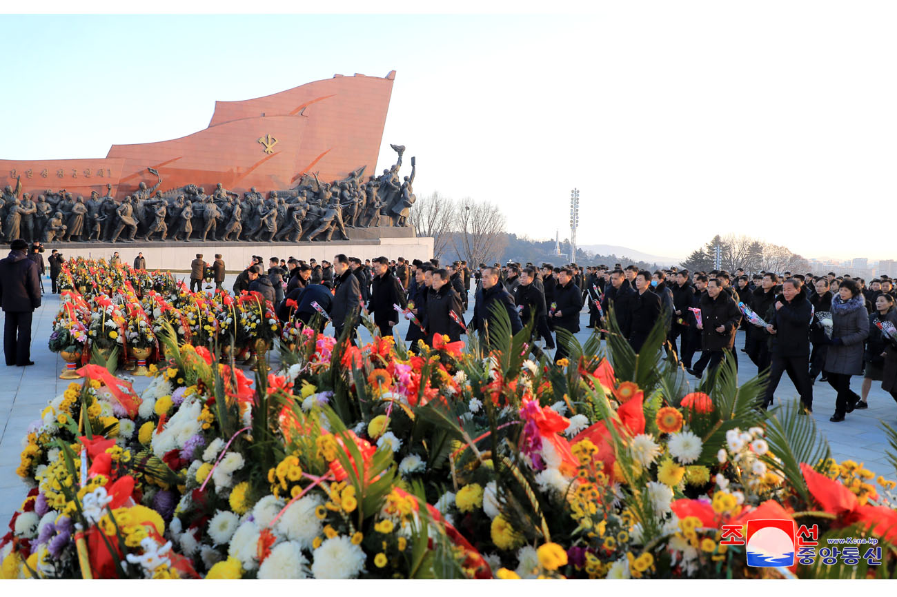 Floral tribute paid to great leaders Kim Il Sung and Kim Jong Il