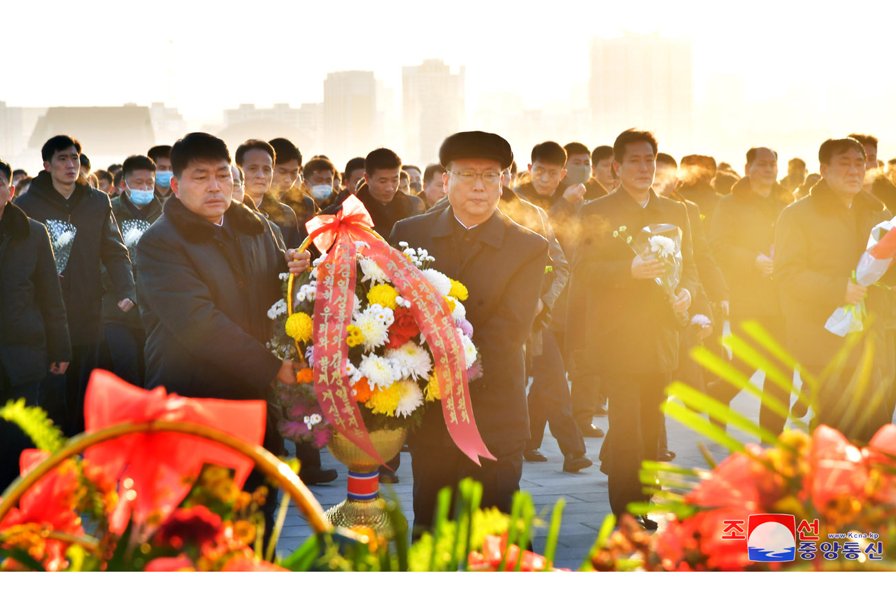 Floral tribute paid to great leaders Kim Il Sung and Kim Jong Il