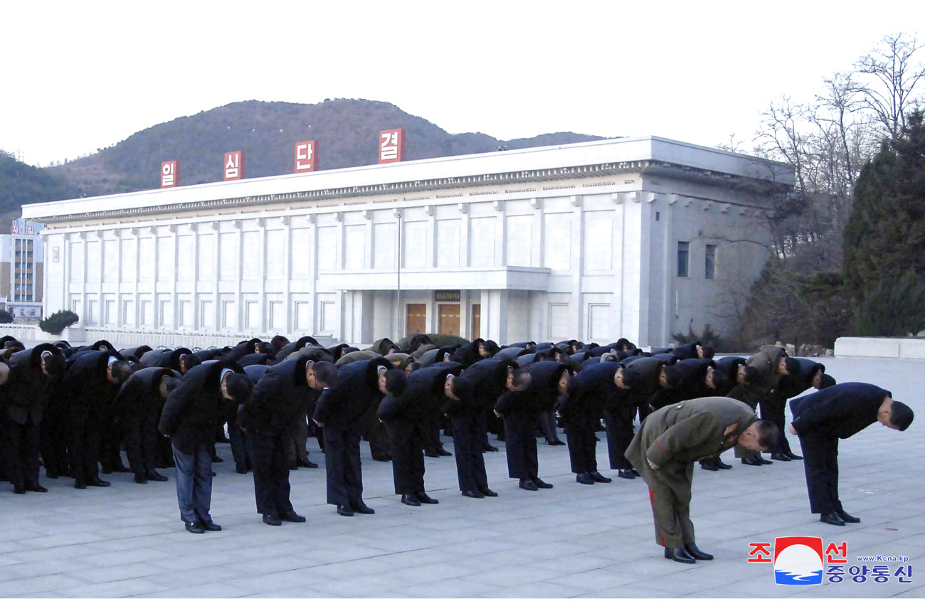 Floral tribute paid to great leaders Kim Il Sung and Kim Jong Il