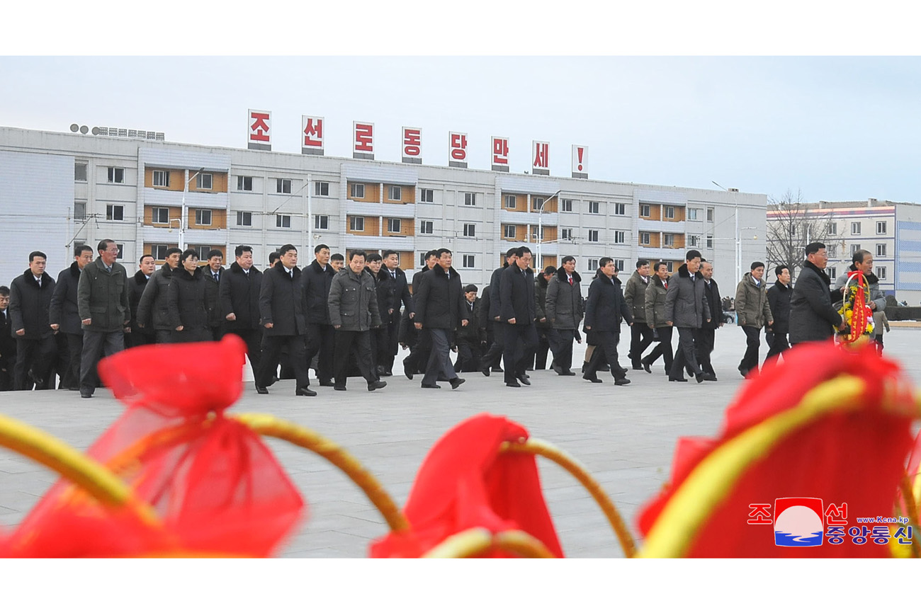 Floral tribute paid to great leaders Kim Il Sung and Kim Jong Il