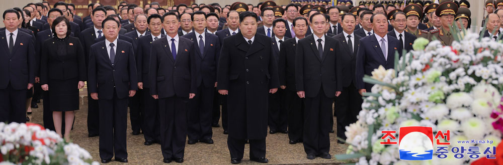 경애하는 김정은동지께서 민족최대의 추모의 날에 즈음하여 금수산태양궁전을 찾으시였다