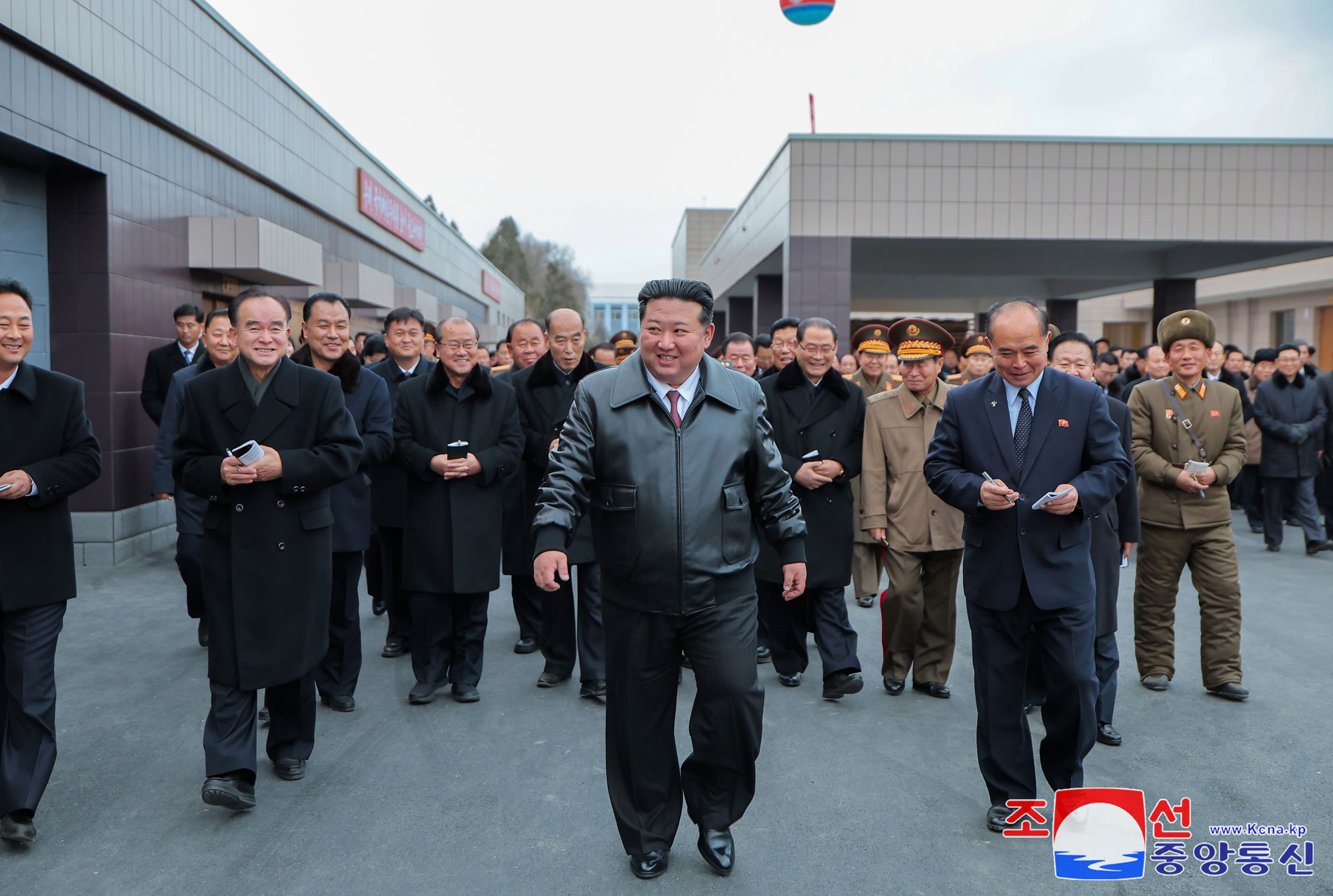 开创地方中兴新时代的我们党十年革命的第一个高贵实体成川郡地方工业工厂竣工典礼隆重举行敬爱的金正恩同志出席竣工典礼，发表重要讲话