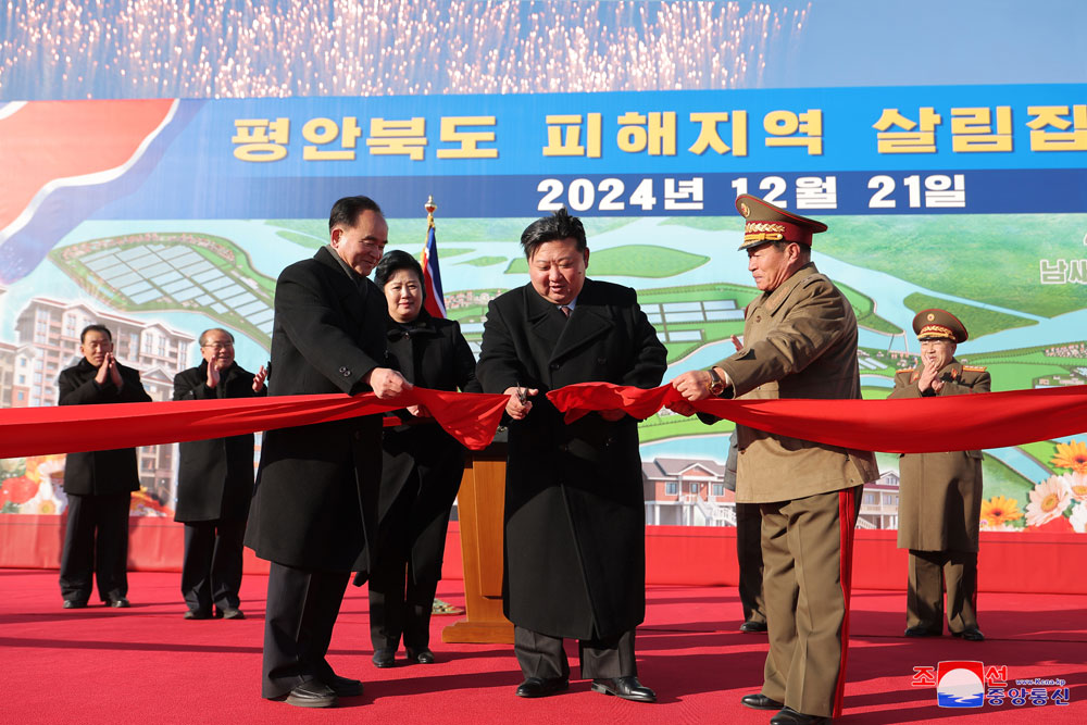 평안북도 피해지역 살림집 준공식 성대히 진행
경애하는 김정은동지께서 준공식에 참석하시였다