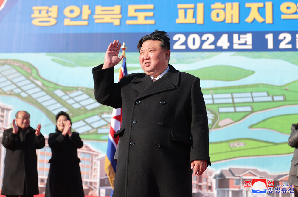 평안북도 피해지역 살림집 준공식 성대히 진행
경애하는 김정은동지께서 준공식에 참석하시였다