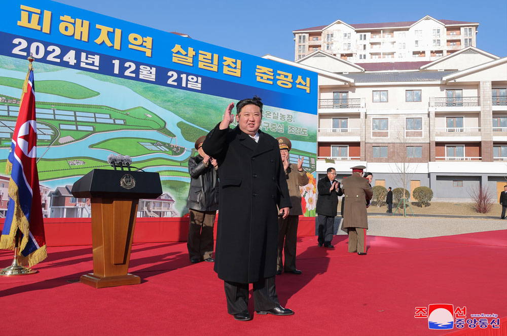 평안북도 피해지역 살림집 준공식 성대히 진행
경애하는 김정은동지께서 준공식에 참석하시였다