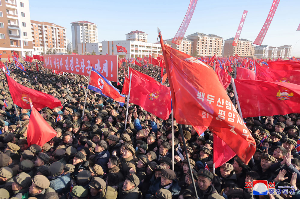 평안북도 피해지역 살림집 준공식 성대히 진행
경애하는 김정은동지께서 준공식에 참석하시였다