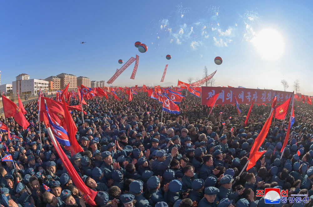 평안북도 피해지역 살림집 준공식 성대히 진행
경애하는 김정은동지께서 준공식에 참석하시였다