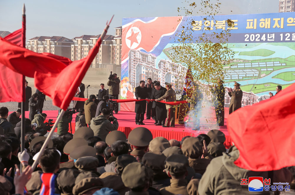 평안북도 피해지역 살림집 준공식 성대히 진행
경애하는 김정은동지께서 준공식에 참석하시였다