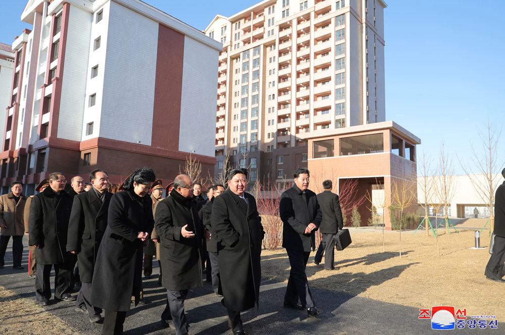 평안북도 피해지역 살림집 준공식 성대히 진행
경애하는 김정은동지께서 준공식에 참석하시였다