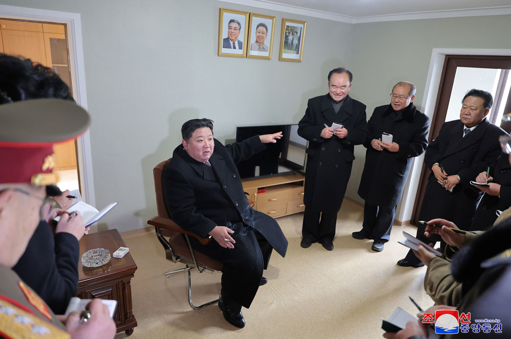 평안북도 피해지역 살림집 준공식 성대히 진행
경애하는 김정은동지께서 준공식에 참석하시였다