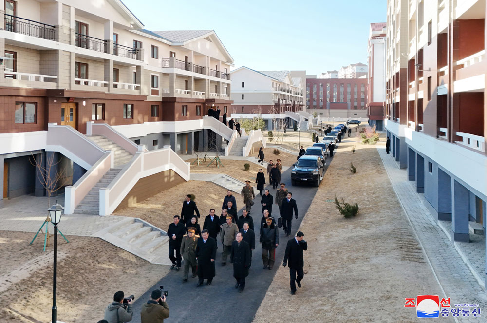 평안북도 피해지역 살림집 준공식 성대히 진행
경애하는 김정은동지께서 준공식에 참석하시였다