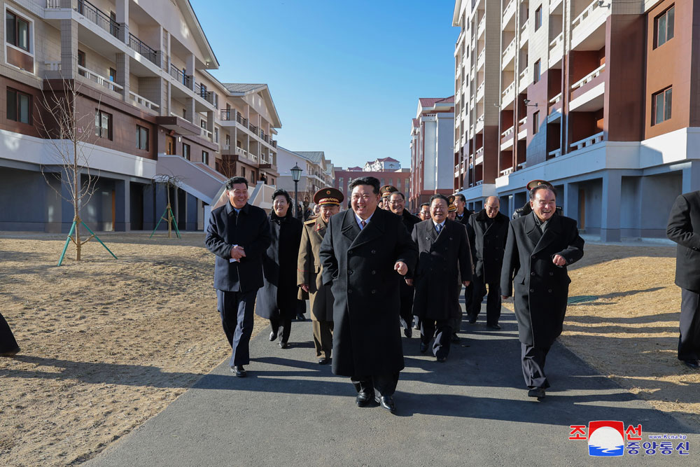 평안북도 피해지역 살림집 준공식 성대히 진행
경애하는 김정은동지께서 준공식에 참석하시였다