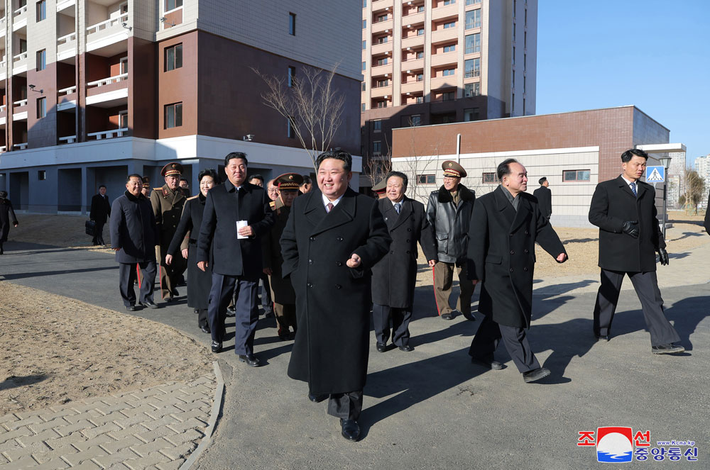 평안북도 피해지역 살림집 준공식 성대히 진행
경애하는 김정은동지께서 준공식에 참석하시였다