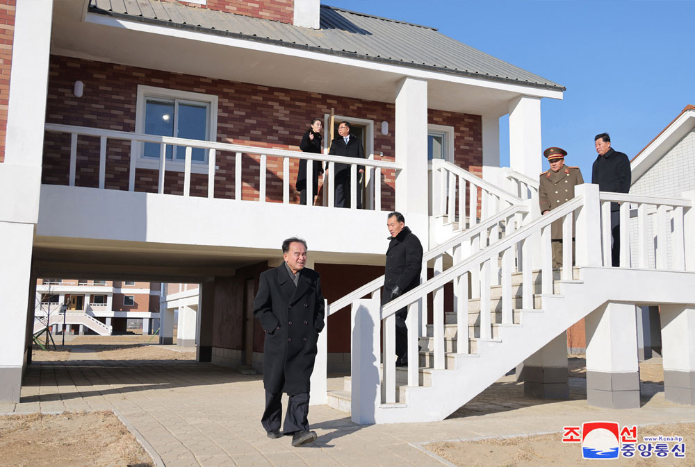 평안북도 피해지역 살림집 준공식 성대히 진행
경애하는 김정은동지께서 준공식에 참석하시였다