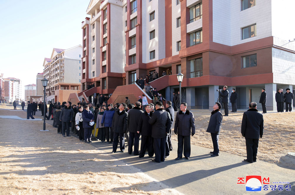 평안북도 피해지역 살림집 준공식 성대히 진행
경애하는 김정은동지께서 준공식에 참석하시였다