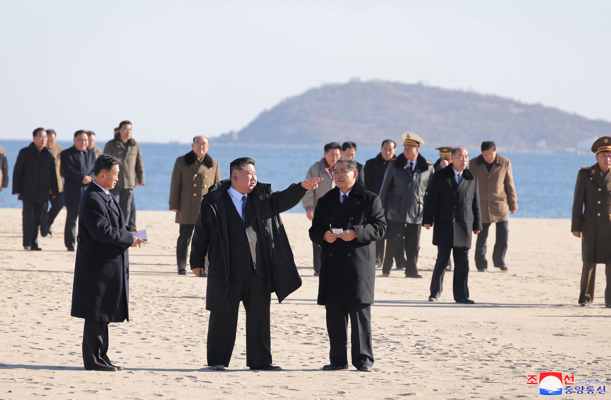 Le respecté camarade Kim Jong Un visite les principaux établissements de services achevés dans la zone touristique côtière de Kalma