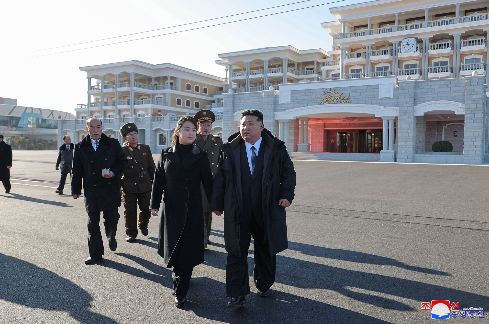 Le respecté camarade Kim Jong Un visite les principaux établissements de services achevés dans la zone touristique côtière de Kalma