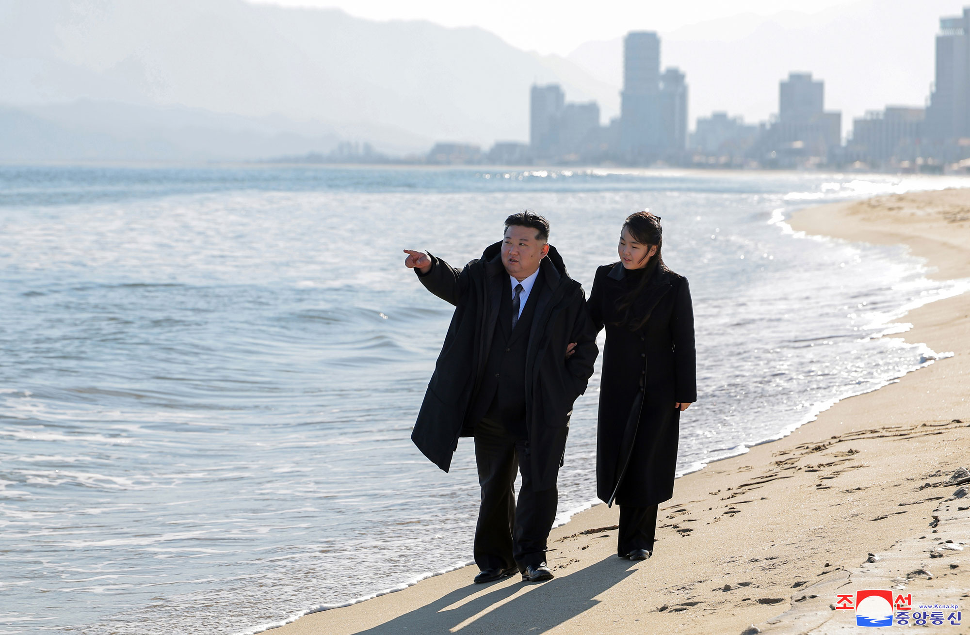 Le respecté camarade Kim Jong Un visite les principaux établissements de services achevés dans la zone touristique côtière de Kalma