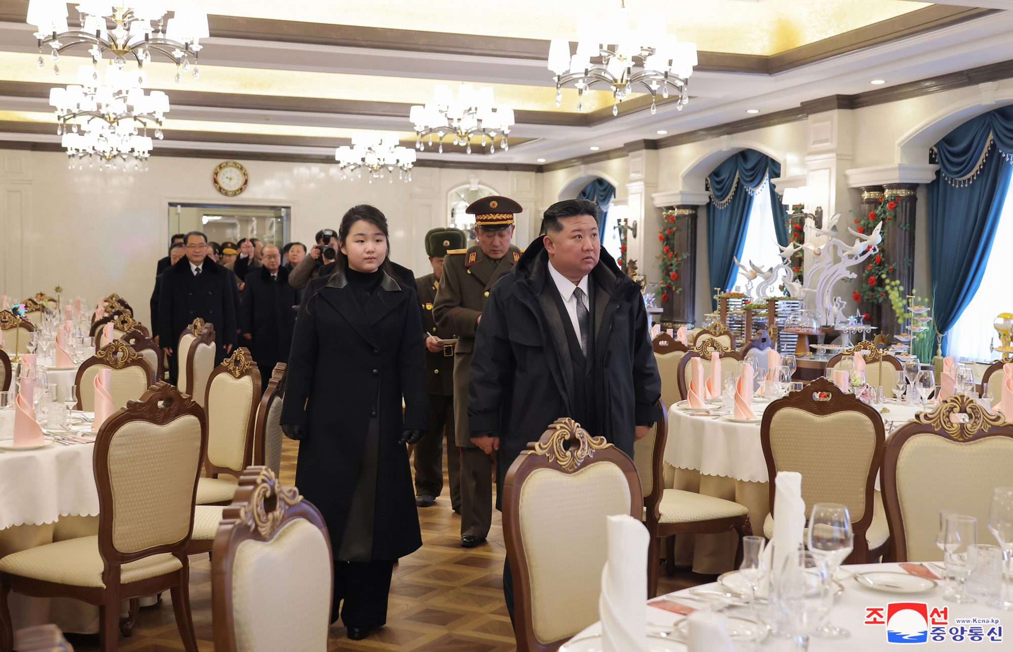 Le respecté camarade Kim Jong Un visite les principaux établissements de services achevés dans la zone touristique côtière de Kalma