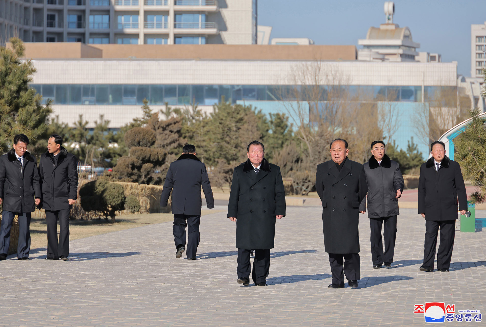 Le respecté camarade Kim Jong Un visite les principaux établissements de services achevés dans la zone touristique côtière de Kalma