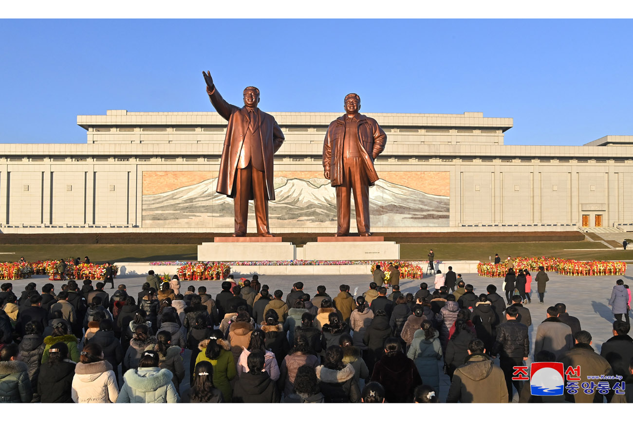 Floral tribute paid to great leaders Kim Il Sung and Kim Jong Il