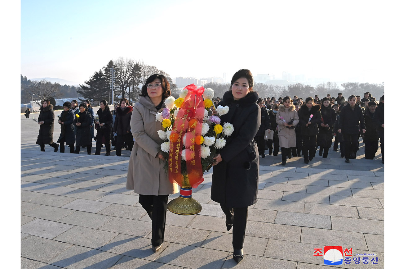 Floral tribute paid to great leaders Kim Il Sung and Kim Jong Il