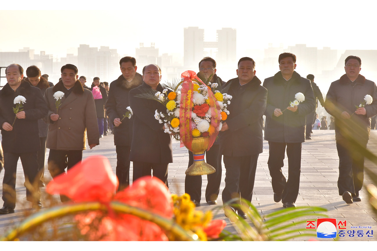 Floral tribute paid to great leaders Kim Il Sung and Kim Jong Il