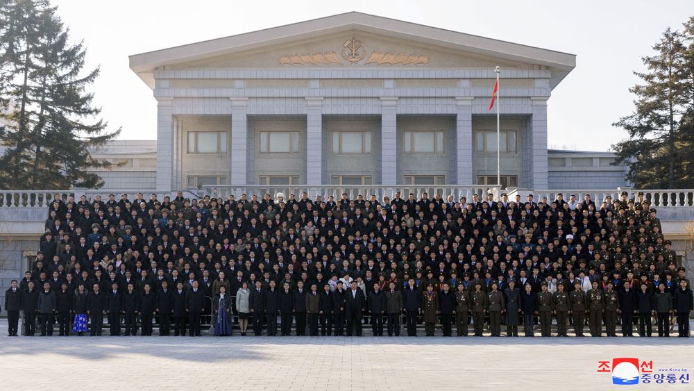 경애하는 김정은동지께서 새해 2025년에 즈음하여 로력혁신자, 공로자들과 기념사진을 찍으시였다