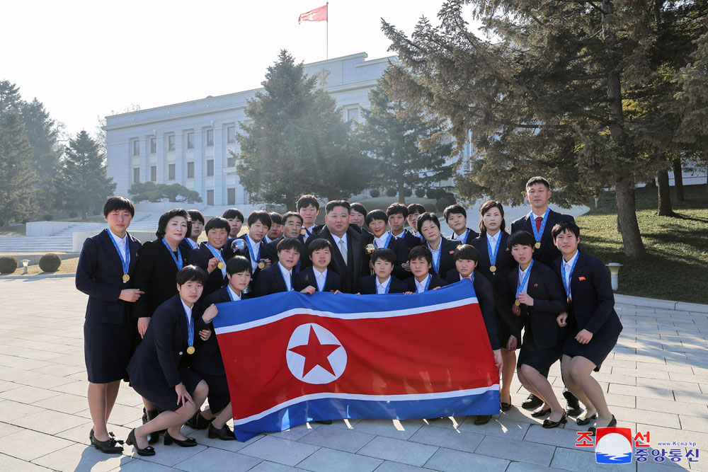 경애하는 김정은동지께서 새해 2025년에 즈음하여 로력혁신자, 공로자들과 기념사진을 찍으시였다