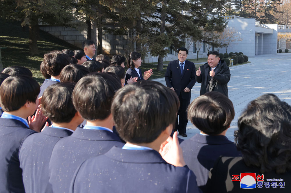 경애하는 김정은동지께서 새해 2025년에 즈음하여 로력혁신자, 공로자들과 기념사진을 찍으시였다