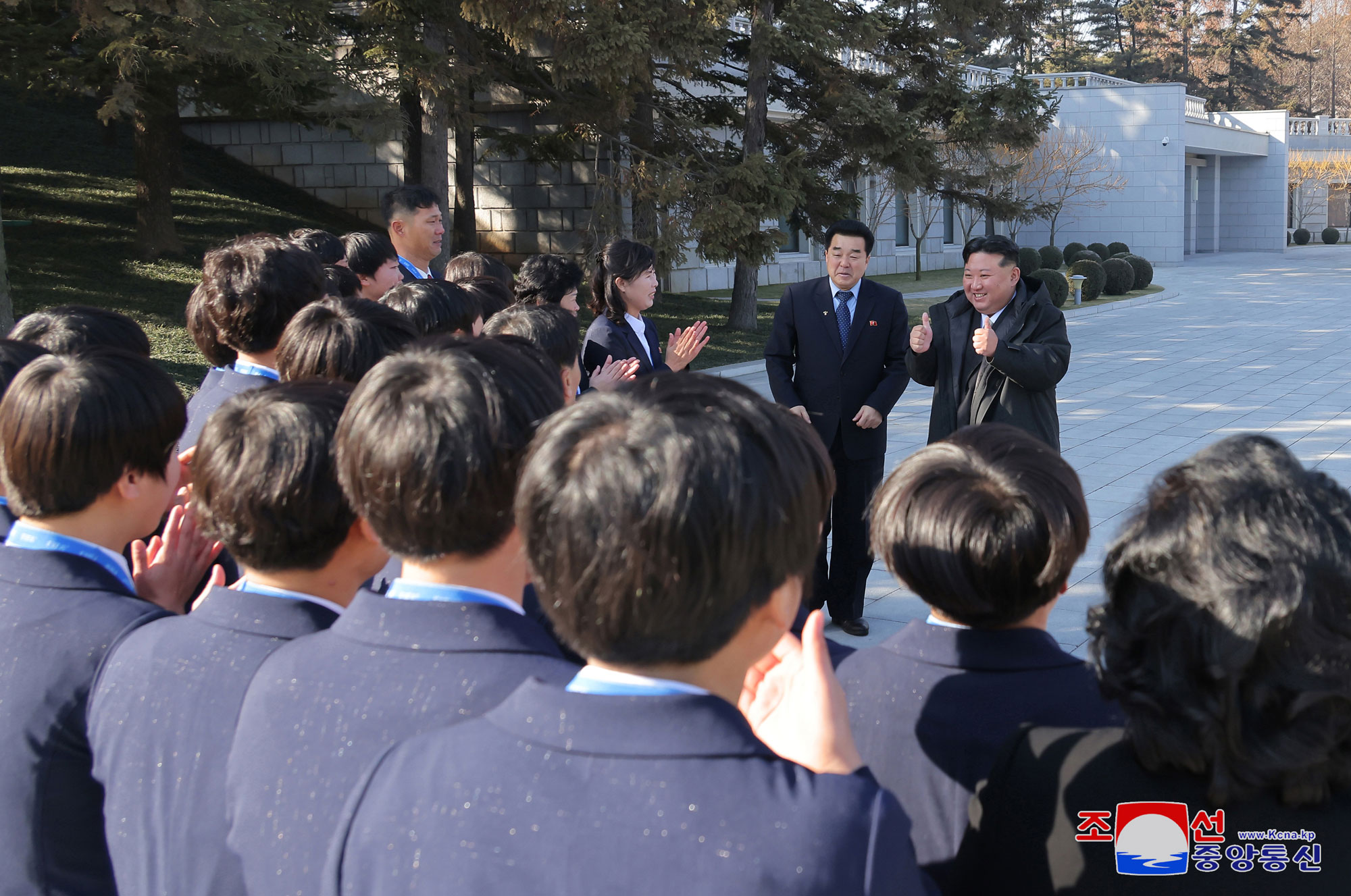 敬爱的金正恩同志在２０２５年新年之际同劳模和有功者合影留念