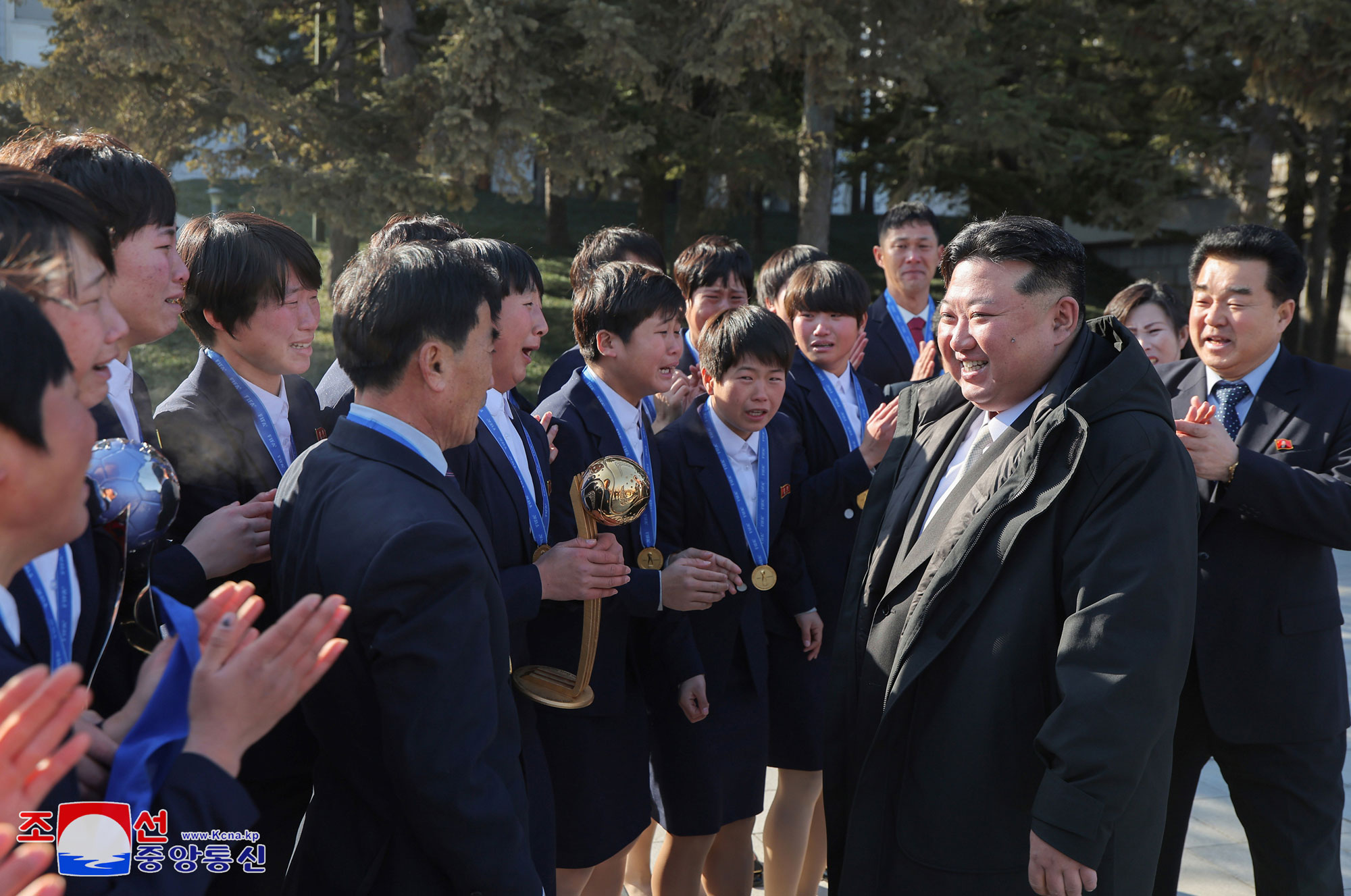 경애하는 김정은동지께서 새해 2025년에 즈음하여 로력혁신자, 공로자들과 기념사진을 찍으시였다