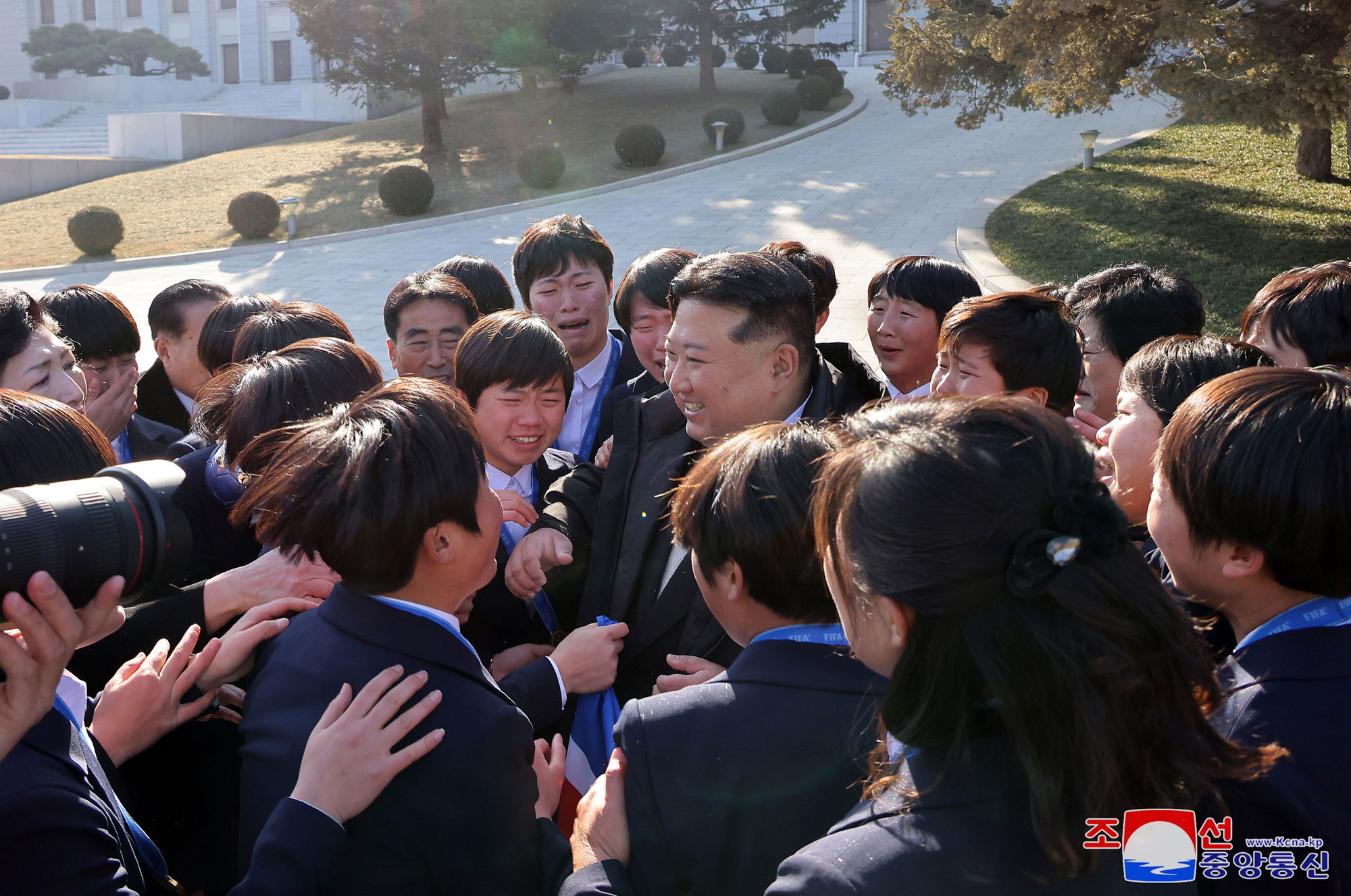 敬爱的金正恩同志在２０２５年新年之际同劳模和有功者合影留念